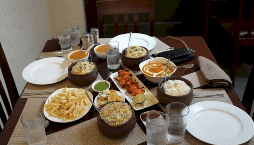 Grills & Gravy stands out with its diverse menu, which includes dishes made from fresh ingredients and traditional species (Source: Internet)